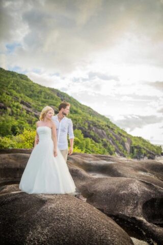 Traumhafte Hochzeitsfotografie auf den Seychellen für eine unvergessliche Traumhochzeit am Strand.