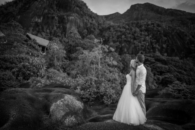 Traum Hochzeit Seychellen am Strand, romantische Flitterwochen in tropischer Kulisse.
