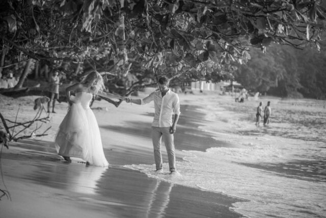Elegantes Brautpaar am Strand auf den Seychellen, unvergessliche Hochzeitsreise im Paradies.