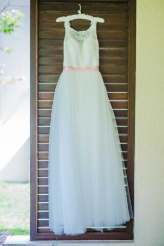 Hochzeitskleid auf Seychellen für Traumhochzeit, elegante Brautmode im tropischen Paradies.