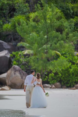 Traumhafte Hochzeitslocation auf den Seychellen, romantische Strandhochzeit am Meer.